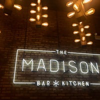 รูปภาพถ่ายที่ The Madison Bar &amp;amp; Kitchen โดย Jennifer H. เมื่อ 11/24/2019