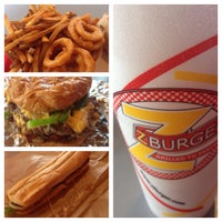 6/15/2015 tarihinde Brian P.ziyaretçi tarafından Z-Burger'de çekilen fotoğraf