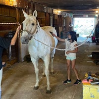 Foto diambil di Thomas School of Horsemanship Summer Day Camp &amp;amp; Riding School oleh Chirag P. pada 9/18/2021