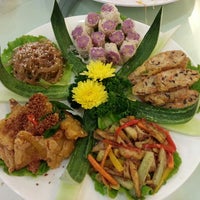 Photo taken at Kiat Lim Vegetarian Restaurant 吉林素食 by Raymond C. on 2/3/2013