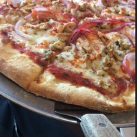 Foto diambil di Russo&amp;#39;s New York Pizzeria oleh runza pada 5/30/2018