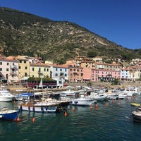 Photo taken at Isola Del Giglio by Oasi d. on 8/15/2016