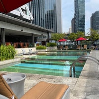 Photo taken at Swimming Pool @ DoubleTree by Hilton Sukhumvit Bangkok by Yuko N. on 11/19/2022