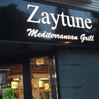 Foto tirada no(a) Zaytune Mediterranean Grill - North Center por Ajana A. em 8/23/2015