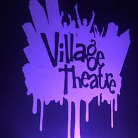 รูปภาพถ่ายที่ Village Theatre โดย Matt D. เมื่อ 9/1/2018