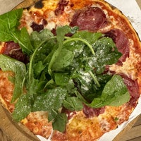 Foto diambil di Pizza Locale oleh Merve K. pada 10/16/2023