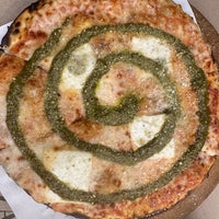 Foto scattata a Pizza Locale da Merve K. il 10/16/2023