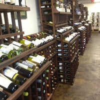 Foto tirada no(a) Bag &amp;amp; String Wine Merchants por Erica P. em 12/15/2012