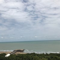 Photo taken at Jumeira h Bilgah Beach - Üzük restoranı by Mohammad Z. on 8/13/2018