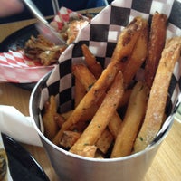 Photo taken at 400° Gourmet Burgers &amp;amp; Fries by Aleide E. R. on 5/14/2013