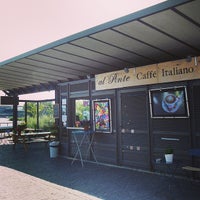 รูปภาพถ่ายที่ Al Ponte - Caffe&amp;#39; Italiano โดย Anne D. เมื่อ 7/23/2013