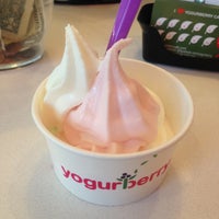 Foto diambil di Yogurberry Frozen Yogurt Café oleh Yoo Sun S. pada 4/25/2013