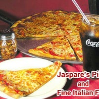 Photo prise au Jaspare&amp;#39;s Pizza and Fine Italian Food - Stadium Drive par Kevin R. le9/9/2013