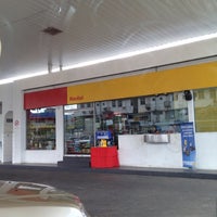 รูปภาพถ่ายที่ Shell โดย Fir€L¥nx เมื่อ 10/31/2012