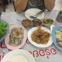 Photo taken at แสงดาว อาหารเวียดนาม by Angie J. on 8/14/2018