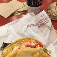 Photo taken at Taco Bell/Pizza Hut by Mô Justine on 11/16/2016