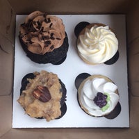 รูปภาพถ่ายที่ A Cupcake Social โดย Alex D. เมื่อ 8/29/2014