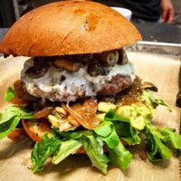 Foto tirada no(a) green2Go Burgers Salads &amp;amp; Bowls - Brea por green2Go Burgers Salads &amp;amp; Bowls - Brea em 5/2/2016