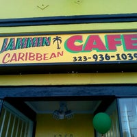 Foto tomada en Wi Jammin Caribbean Restaurant  por Sharon A. el 1/5/2013