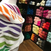 รูปภาพถ่ายที่ Raging Wool Yarn Shop โดย Wayne C. เมื่อ 8/14/2018