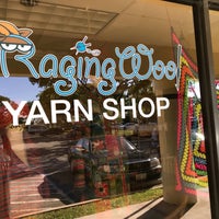 Foto tomada en Raging Wool Yarn Shop  por Wayne C. el 8/14/2018