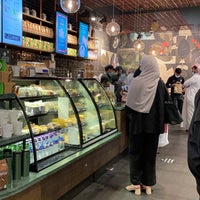 Foto diambil di Starbucks oleh Abdulaziz A. pada 12/20/2020