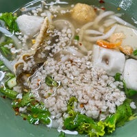 Photo taken at Nai Ngieb Fish Ball Noodle by Goong G. on 7/3/2022