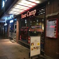 Foto tirada no(a) Base Camp por Sally H. em 8/19/2018