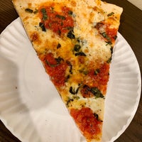 Foto tomada en Bleecker Street Pizza  por Christopher L. el 2/8/2020