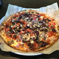 Foto diambil di Mod Pizza oleh Joey C. pada 6/1/2016