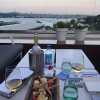 Foto tomada en The Ritz-Carlton Bleu Lounge &amp;amp; Grill  por Mustafa Ş. el 6/27/2017