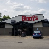 รูปภาพถ่ายที่ Binny&amp;#39;s Beverage Depot โดย Tom N. เมื่อ 7/28/2018
