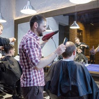 Foto scattata a FIRMA - мужская парикмахерская da FIRMA - мужская парикмахерская il 5/4/2016