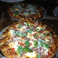 Foto tomada en Bad Horse Pizza  por Veena T. el 12/2/2012
