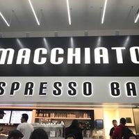 Снимок сделан в Macchiato Espresso Bar пользователем Stephanie P. 12/8/2016
