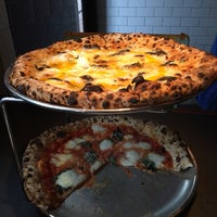 รูปภาพถ่ายที่ Pizzeria Stella โดย Eric D. เมื่อ 5/13/2017