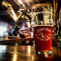 Foto tirada no(a) Junkyard Brewing Company por Junkyard Brewing Company em 5/4/2016