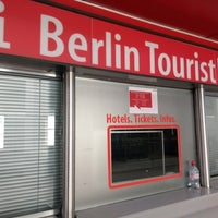 Photo taken at Tourist Information and Berlin Souvenirs by Sven G. on 2/6/2018