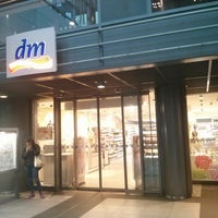 รูปภาพถ่ายที่ dm-drogerie markt โดย Sven G. เมื่อ 7/1/2017