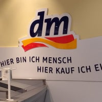 รูปภาพถ่ายที่ dm-drogerie markt โดย Sven G. เมื่อ 9/19/2018