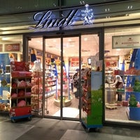 Photo taken at Lindt by Sven G. on 7/5/2018