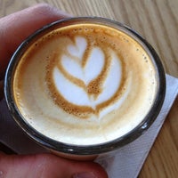 รูปภาพถ่ายที่ Happy Coffee โดย Steve S. เมื่อ 10/15/2012