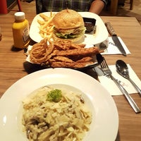 Foto diambil di Pampas Burger oleh Nurul Cheong pada 10/13/2016