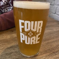 2/25/2023 tarihinde Brett D.ziyaretçi tarafından Fourpure Brewing Co.'de çekilen fotoğraf
