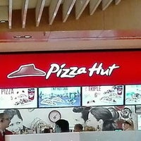 Foto diambil di Pizza Hut oleh Bruno C. pada 4/10/2016