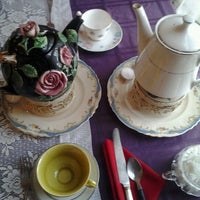 รูปภาพถ่ายที่ La-Tea-Da! Tea Room &amp;amp; Parlour โดย Lana B. เมื่อ 11/11/2012