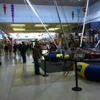 12/22/2012 tarihinde Derek S.ziyaretçi tarafından Westwood Mall'de çekilen fotoğraf