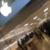 Photo taken at Apple Mayfair by Eloy P. on 4/6/2016