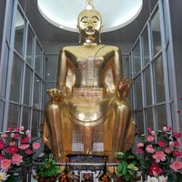Photo taken at Wat Thatsanarun Suntharikaram (Wat Taphan) by Stephane 🇲🇫🇹🇭 on 6/10/2022