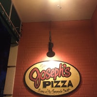 Foto tomada en Joseph&amp;#39;s Pizza  por Mary Ellen C. el 10/21/2016